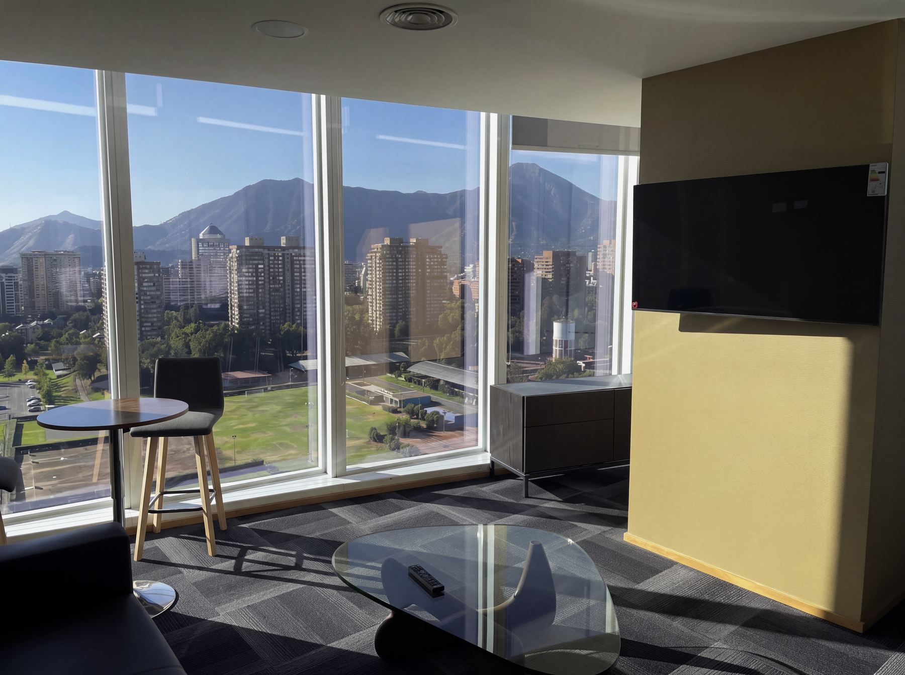 Oficinas corporativas de Banco Itaú con alfombra modular y vista a la cordillera