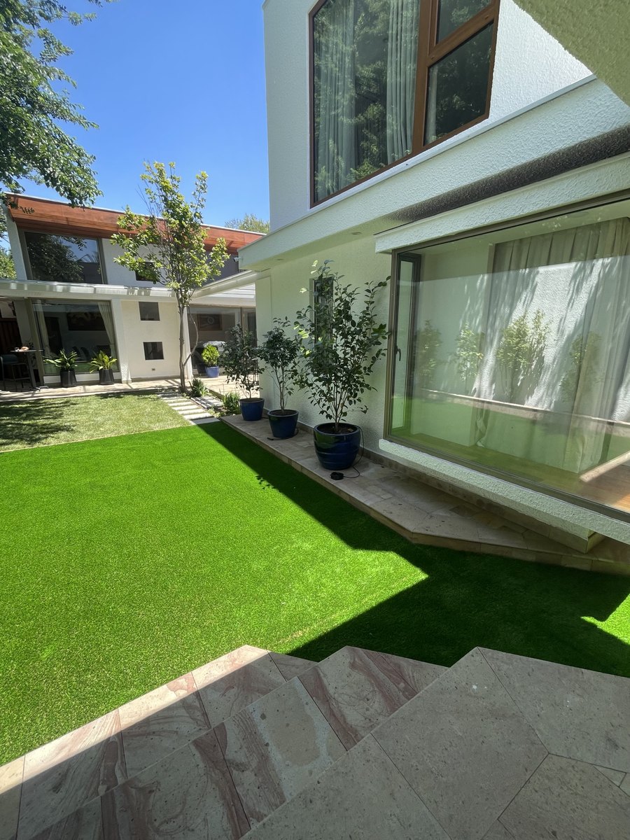 Pasto sintético en casa privada en La Reina