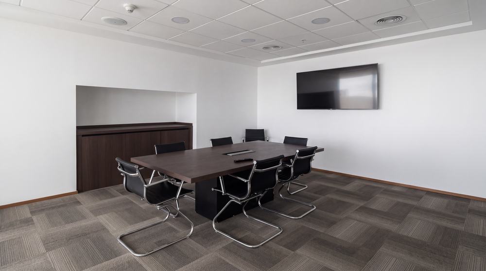 Alfombra modular en sala de reuniones de Banco Itaú