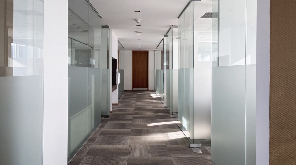 Alfombra modular en pasillo de oficinas de Banco Itaú