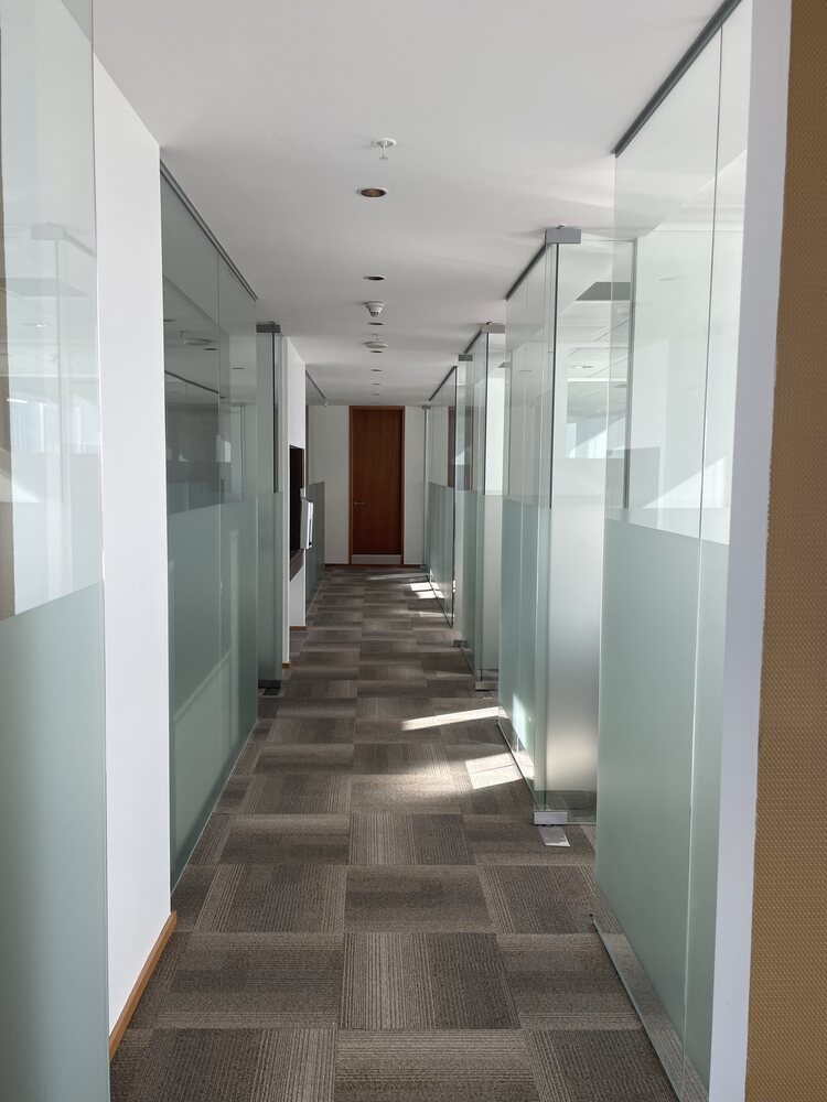 Oficina de banco en Vitacura con alfombra modular