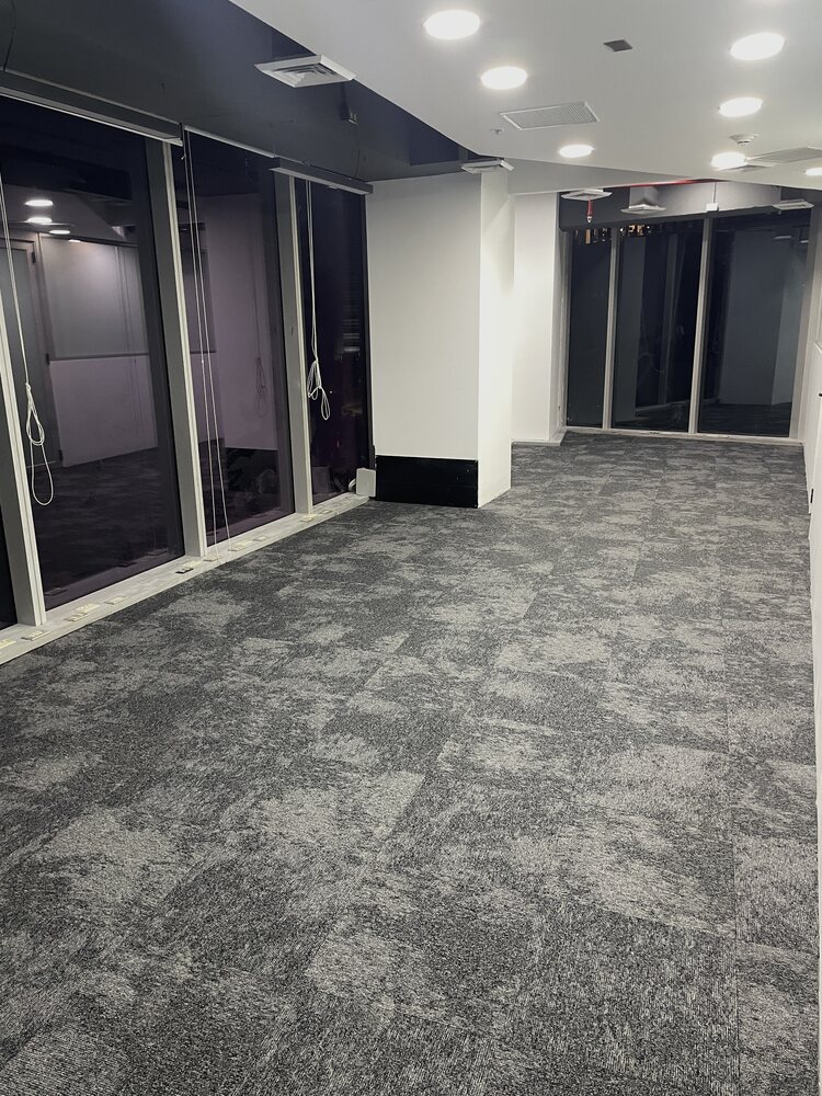 Oficina amplia de Bridgestone en Santiago Centro con alfombra modular