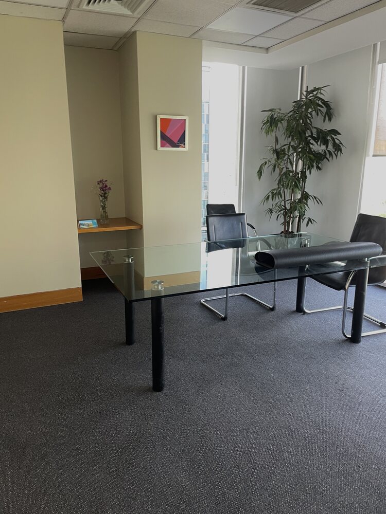 Oficina de BD en Providencia con alfombra modular