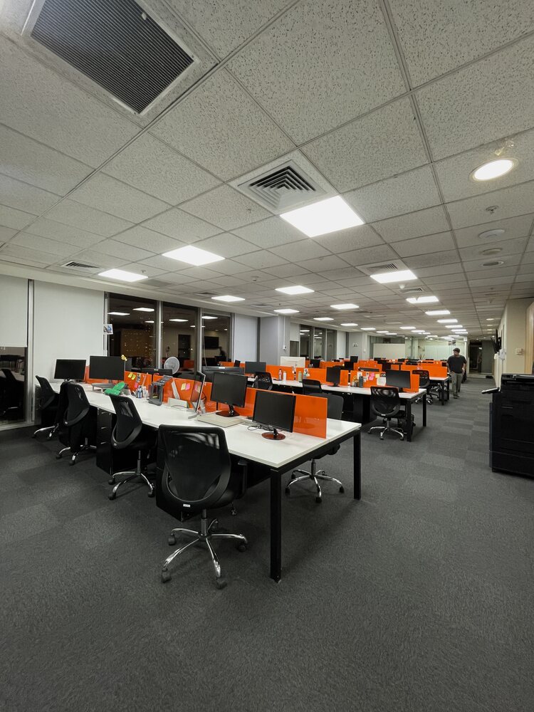 Oficina abierta de Extend en Las Condes con alfombra modular