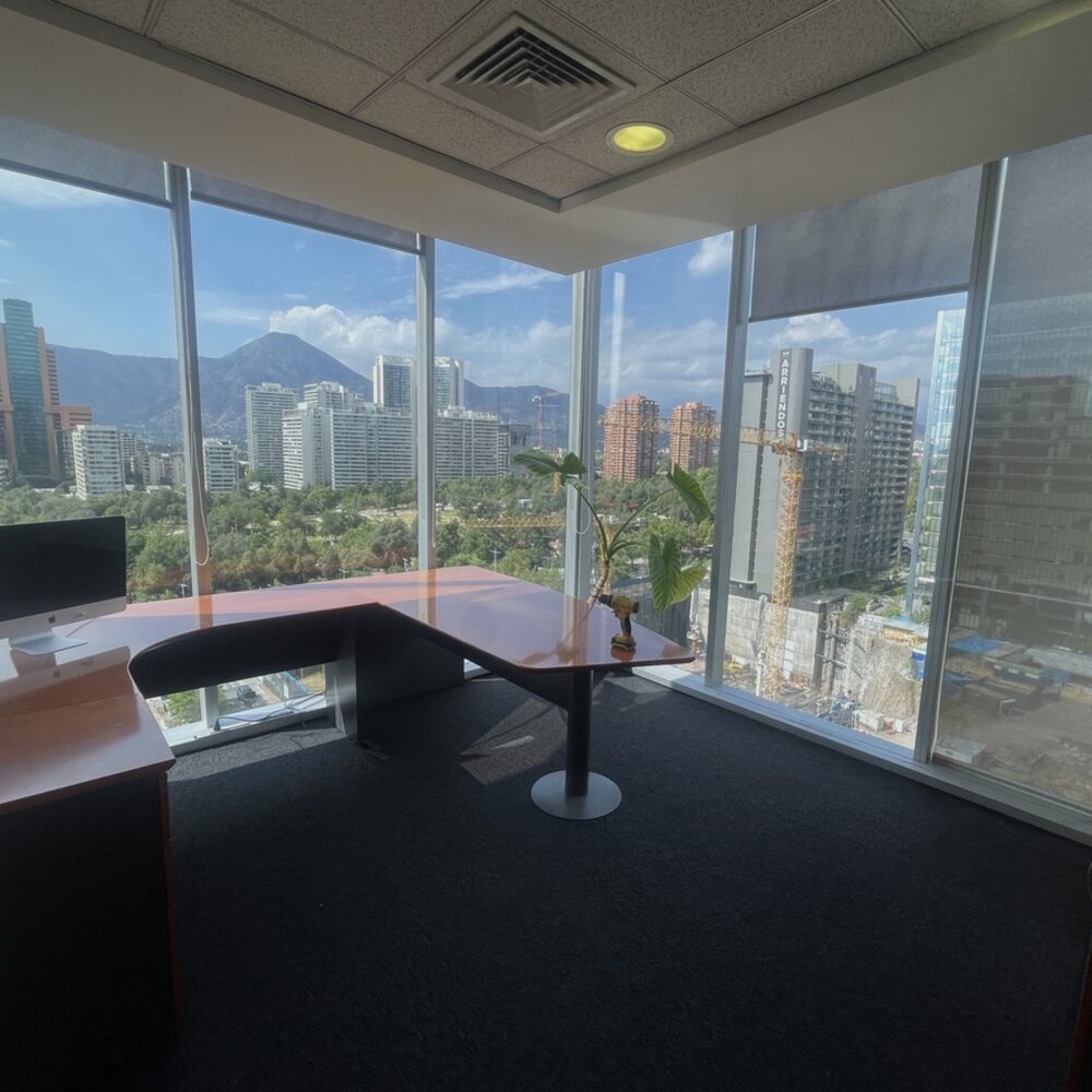 Oficina de Hidroenergía en Las Condes con vista a la ciudad