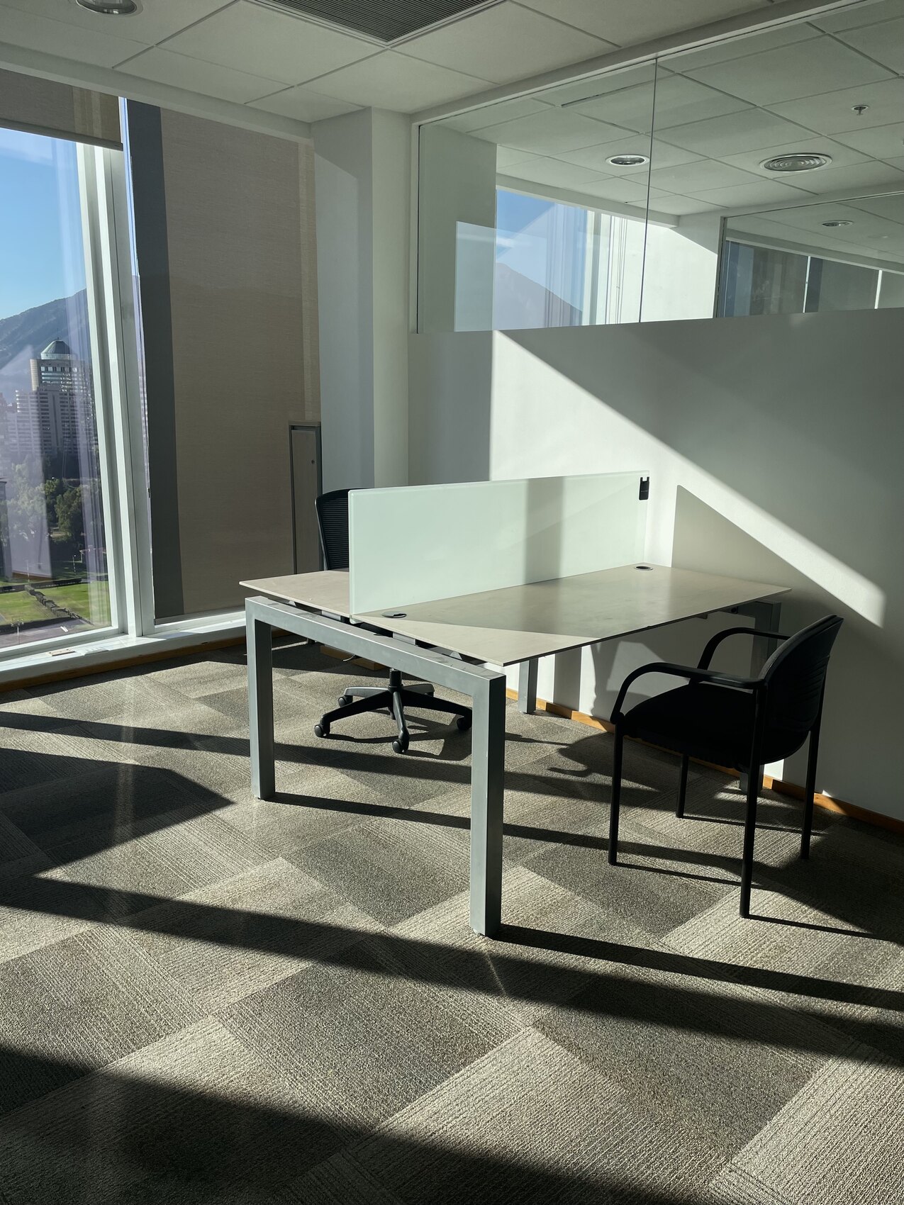 Oficinas de Banco Itaú en Las Condes con alfombra modular
